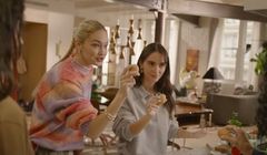 Coca-Cola w nowej kampanii z Gigi Hadid skupia się na relacjach międzyludzkich