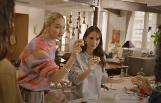 Coca-Cola w nowej kampanii z Gigi Hadid skupia się na relacjach międzyludzkich