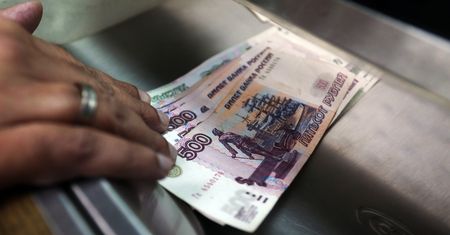 Rubel staje się wewnętrzną walutą Rosji. Kolejny bank wyłącza go z obiegu