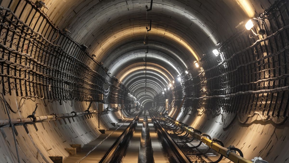 The subway tunnel.
The subway tunnel. Focus on the center of the frame
saoirse_2010
Tube, Diminishing Perspective, Train Tunnel, No People, City Life, Traffic, Deep, Below, Transportation, Technology, Urban Scene, Moscow, Russia, Underground, Subway Station, Railroad Track, Tunnel, Cable, Electric Lamp