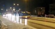 Łódź. Autobus "idzie bokiem". Sieć obiegło nagranie