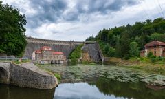 Zapora w Pilchowicach pęka. Lokalne władze i zarządcy zapory uspokajają