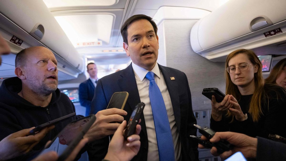 Archiwum zagraniczne East News 2025-03
US Secretary of State Marco Rubio speaks with the media on his military airplane as he flies to Jeddah, Saudi Arabia, March 10, 2025. Rubio arrived in the Red Sea port city of Jeddah ahead of the talks with Ukrainian officials expected on March 11, leading a delegation including Mike Waltz, US President Donald Trump's national security adviser. (Photo by SAUL LOEB / POOL / AFP)
SAUL LOEB
