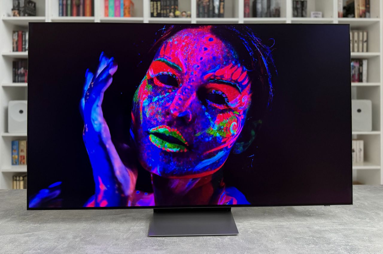 Samsung OLED S90H.
