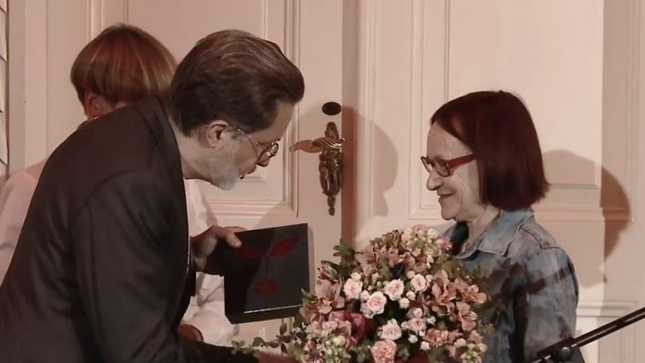 Genowefa Jakubowska-Fijałkowska odbiera nagrodę z rąk Michała Rusinka