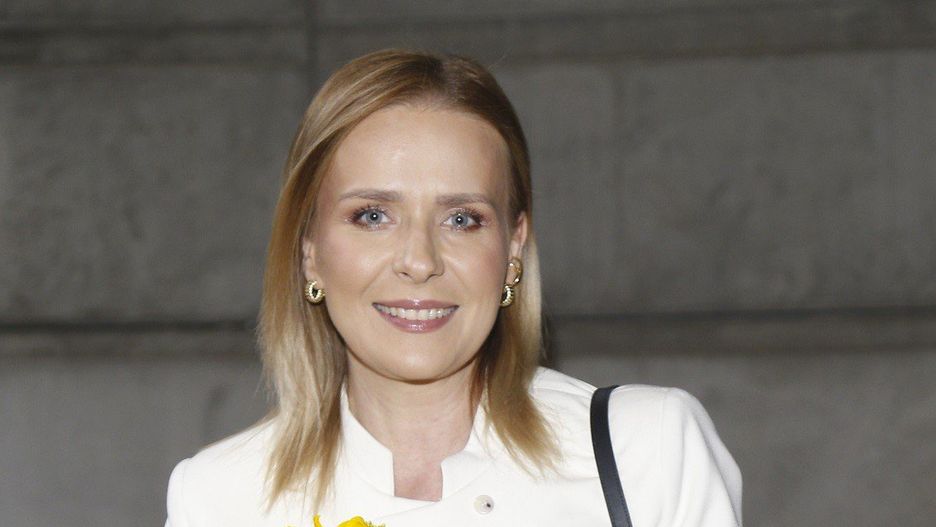 kobieta, bukiet, włosy blond, bukiet kwiatów, premiera spektaklu, spektakl, plan amerykański, damskie, włosy do ramion, włosy średnie, czerwiec 2025, &#34;Mały Fiat Wielka Miłość&#34; - premiera spektaklu, mały fiat wielka miłość, Aneta Zając