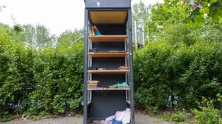 Warszawa: Biblioteczki plenerowe zamieniają się w... składowisko starej odzieży