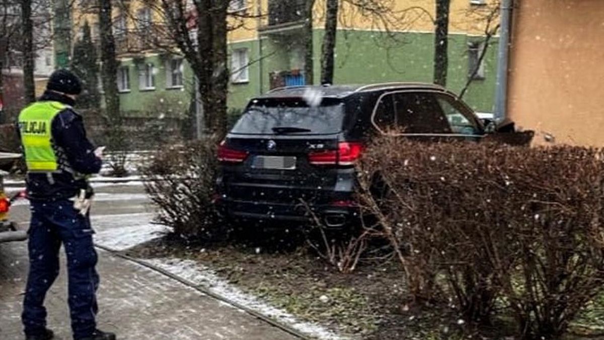 Samochód zatrzymał się na ścianie budynku