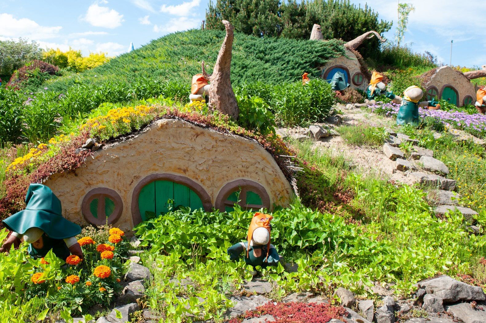 Cały park rozrywki położony jest wśród zieleni