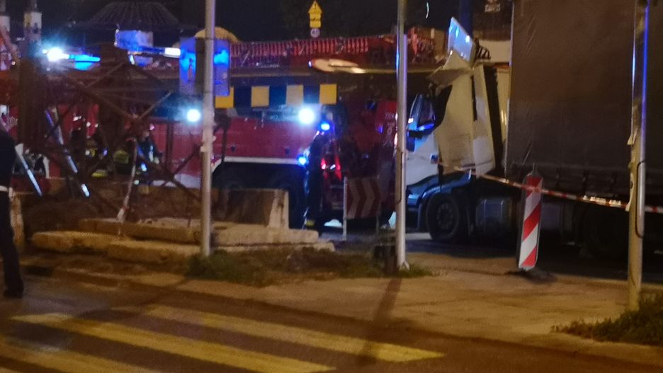 Warszawa. Na ciężarówkę spadła metalowa belka