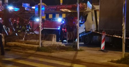 Warszawa. Stalowa belka na dachu ciężarówki. Pojazd zawadził o wiadukt Trasy Łazienkowskiej
