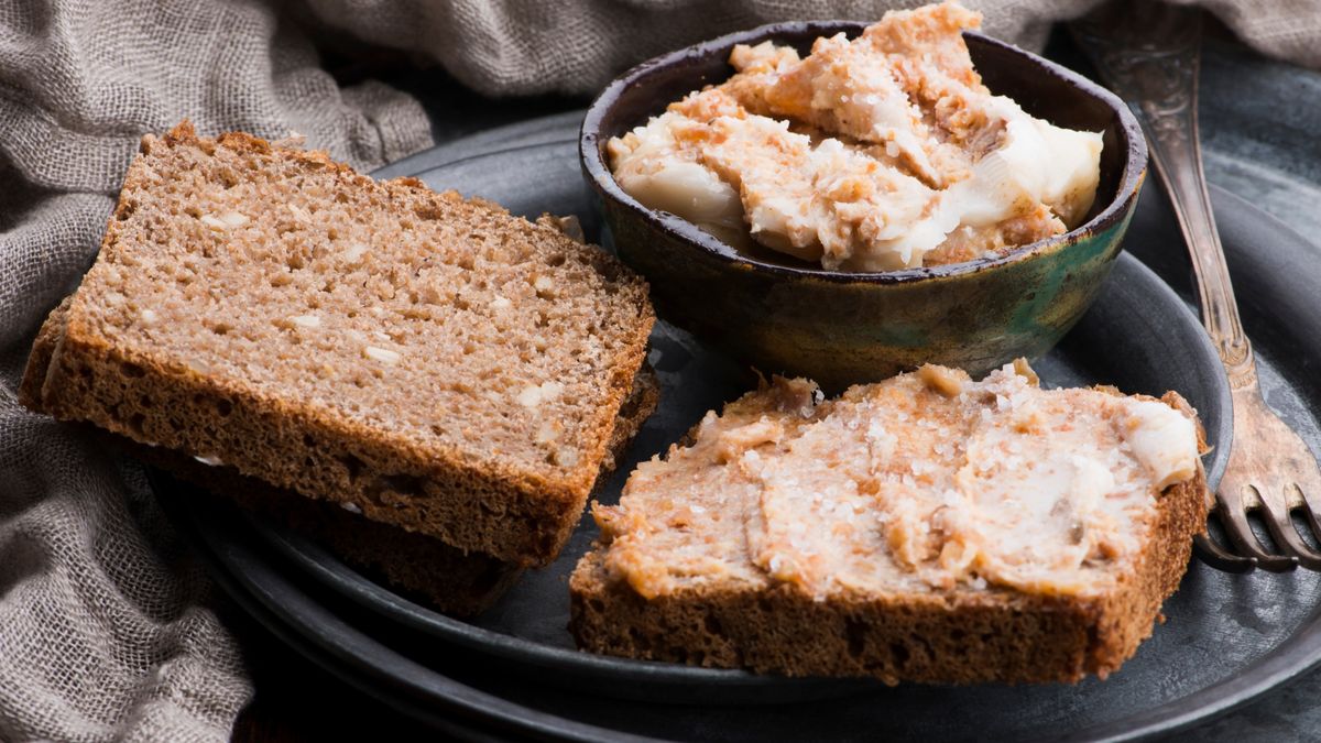 Do kromki z domowym smalce podaj ogórki lub inne kiszonki