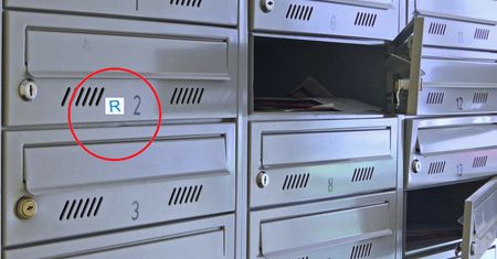 Widzisz naklejkę z literą "R" na skrzynce? Oto co oznacza