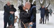 Ochroniarz "Oszusta z Tindera" i jego ukochana OBSYPUJĄ SIĘ CZUŁOŚCIAMI na spacerze z pupilem (ZDJĘCIA)