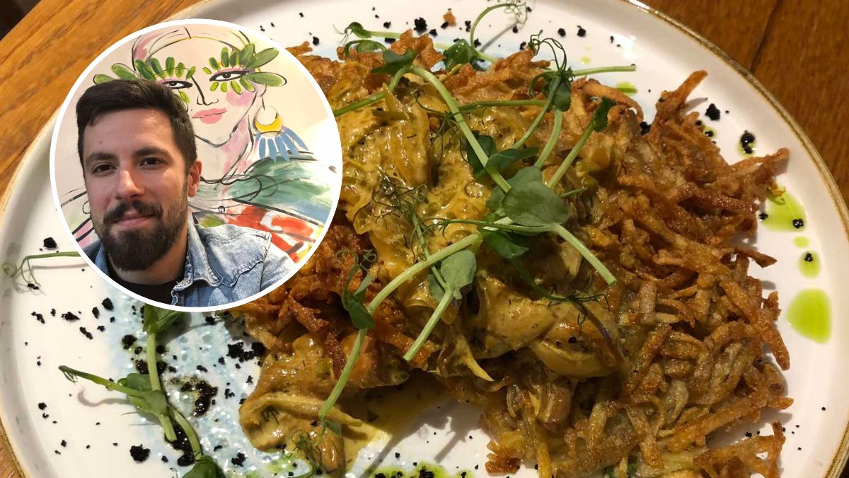 Ziemniaczany klasyk z pędami groszku i pudrem z czarnych oliwek