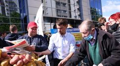 Rolnicy protestują pod Biedronką. Rozdali 10 ton ziemniaków