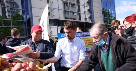 Rolnicy protestują pod Biedronką. Rozdali 10 ton ziemniaków