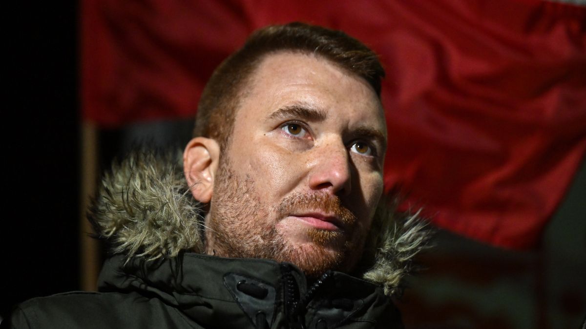 Radom, 14.01.2024. Syn Mariusza Kamińskiego Kacper Kamiński na manifestacji przed Aresztem Śledczym w Radomiu. W placówce przebywa były szef MSWiA Mariusz Kamiński. 