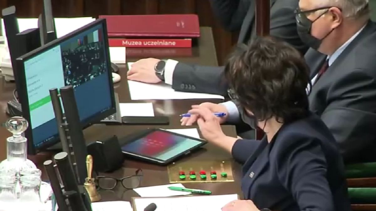 Elżbieta Witek odblokowała przed kamerami służbowego tableta.