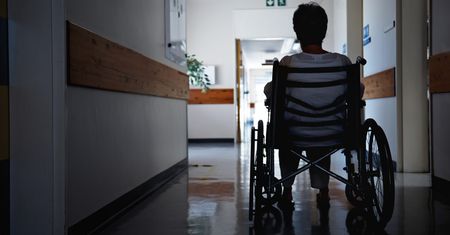 Sezon na "świątecznych dziadków". "Senior otrzymuje wypis, ale rodzina nie chce go odebrać"