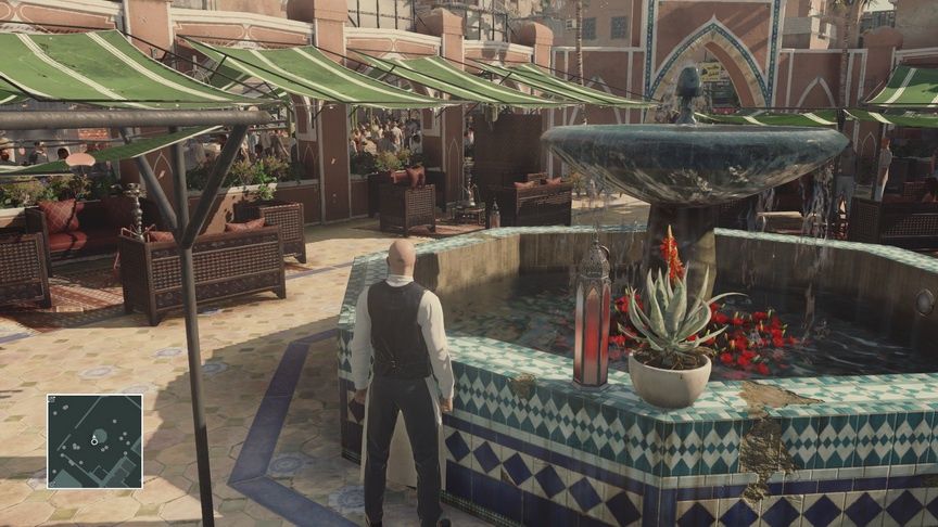 Hitman - agent 47 przebrany za kelnera