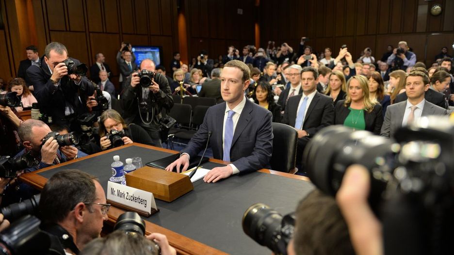 Mark Zuckerberg z przesłuchania w Kongresie wyszedł obronną ręką. UE mu tak łatwo nie odpuści