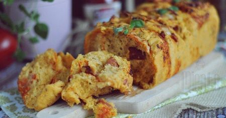 Odrywany, pomidorowy chlebek z chorizo
