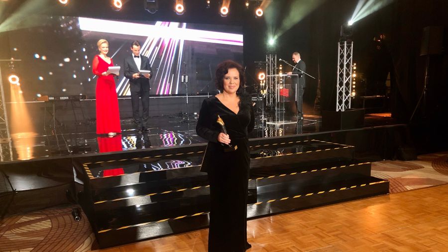 Nagrodę odebrała członek zarządu ds. finansowych holdingu Elżbieta Bujniewicz-Belka