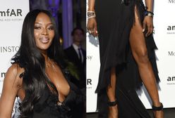 Naomi Campbell w czarnej sukience bez stanika