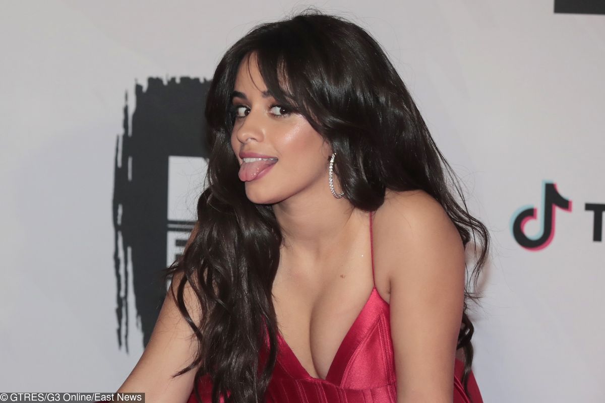 Camila Cabello w niecodziennej stylizacji. Zdecydowanie przypomina jedną z gwiazd