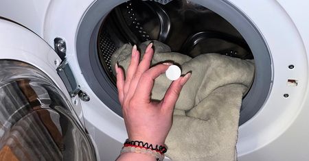 Wrzuć kilka tabletek do pralki, a zapomnisz o wybielaczu. Stosuję ten patent od lat!