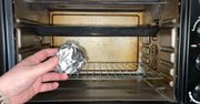 Zgnieć folię aluminiową w kulkę. To rozwiąże Twój problem z piekarnikiem