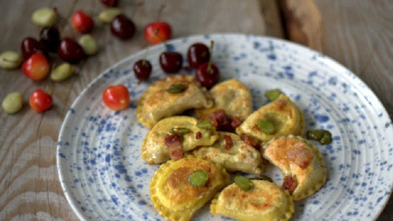 Pierogi z bobem i czereśniami. Przełam klasykę!