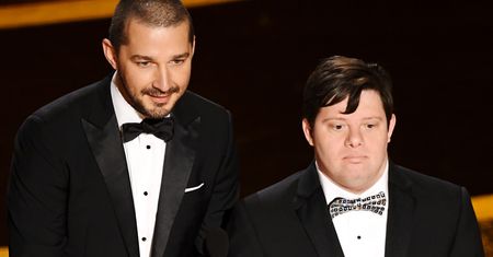 Oscary 2020. Shia LaBeouf i Zach Gottsagen wręczali statuetkę. Widownia wstała z miejsc