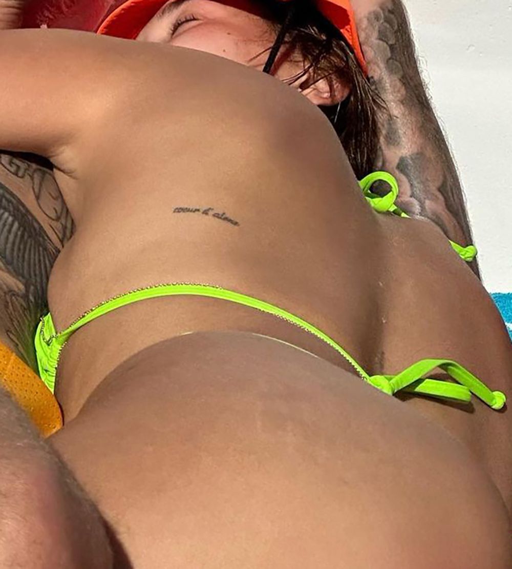 Pośladki Hailey Bieber