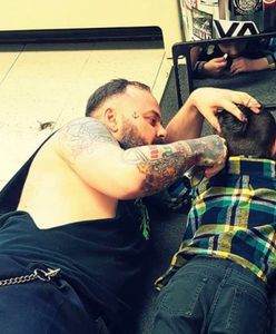 Przychodzi dziecko do fryzjera... "Proszę położyć się na podłodze"