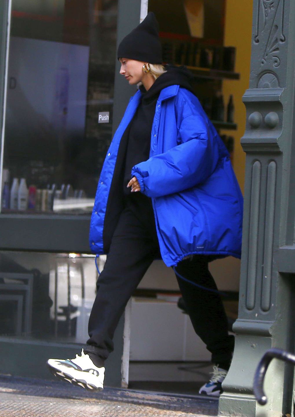 Hailey Baldwin Bieber w niebieskiej puchówce