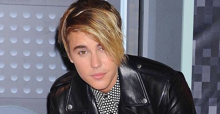 Justin Bieber zmienia się w mężczyznę! W nowej sesji pozuje z mocnym zarostem