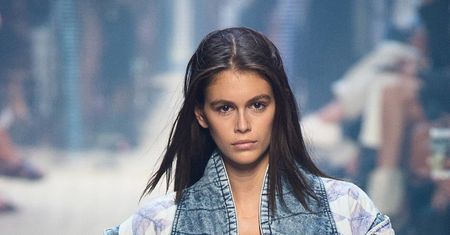 Córka Cindy Crawford na wybiegu. Jej nogi są bardzo chude