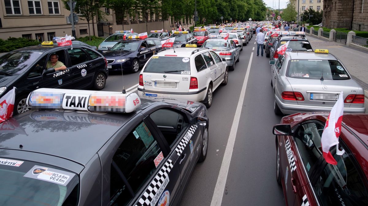 Protest taksówkarzy trwa, a ministerstwo przygotowuje nowe prawo