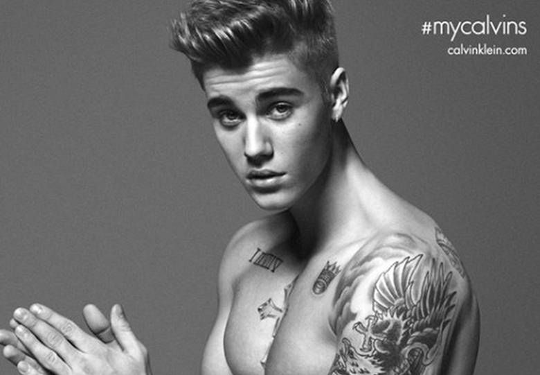 Zdjęcia Justina Biebera w kampanii Calvina Kleina przed retuszem