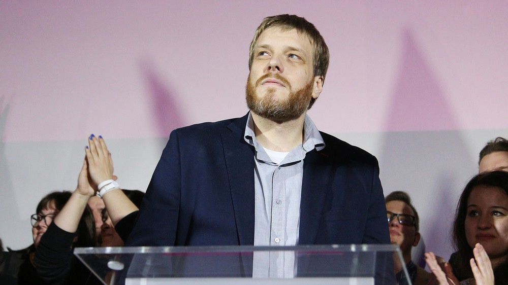 Adrian Zandberg z propozycją wobec Facebooka i Google'a