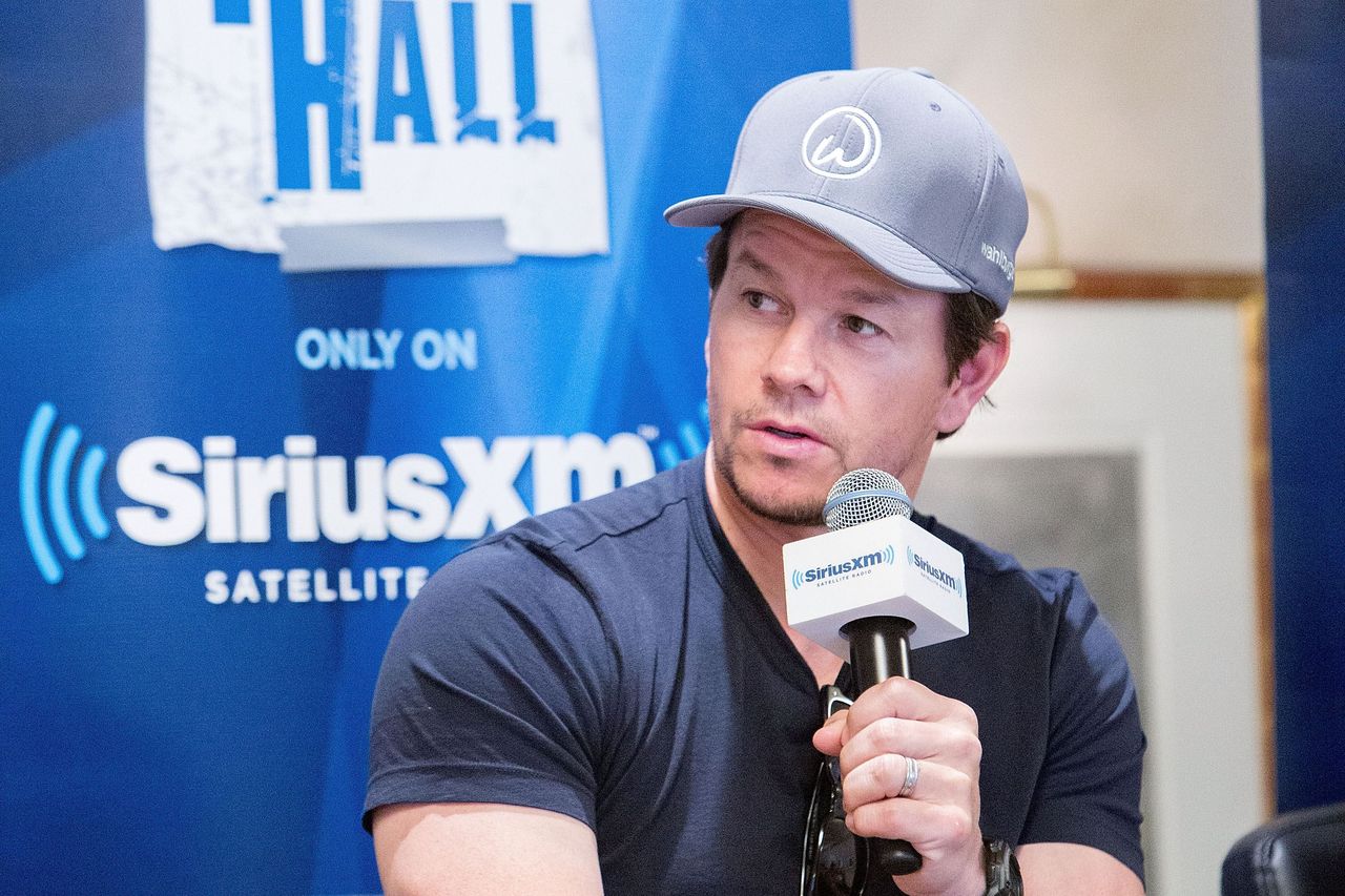 Mark Wahlberg jak młody bóg pręży się dla LeBrona Jamesa