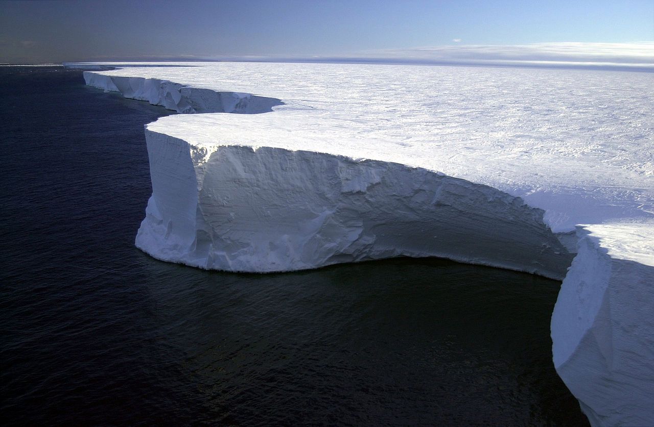 Największa góra lodowa Antarktydy znika. Dotarła prawie do równika