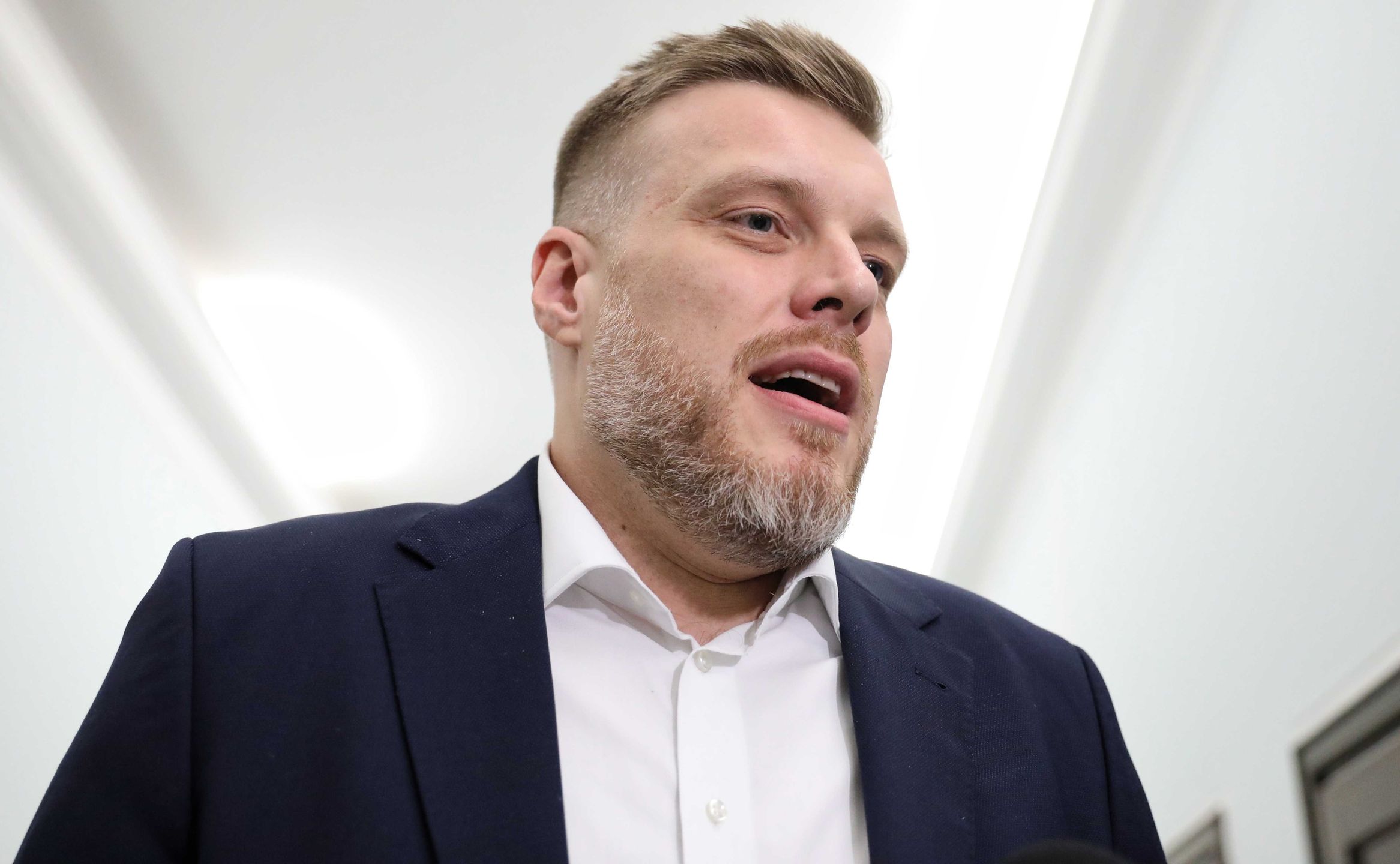 Poseł Adrian Zandberg podczas przerwy w obradach w Sejmie