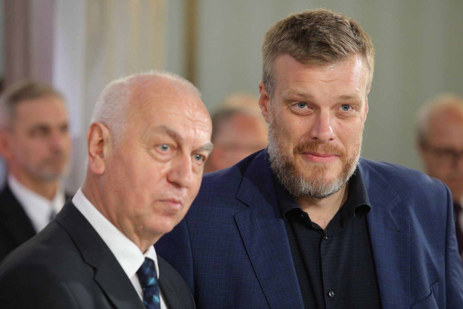Adrian Zandberg odbiera zaświadczenie od szefa PKW Wiesława Kozielewicza
