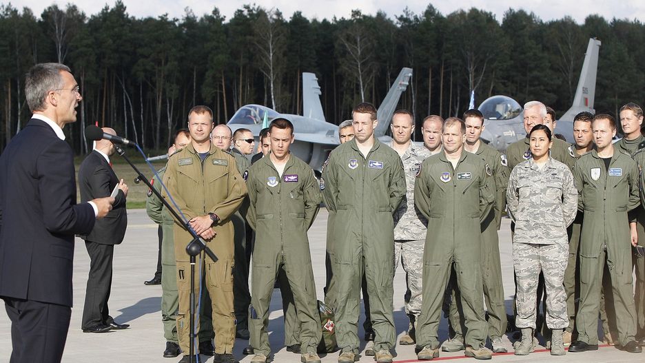 Szef NATO Jens Stoltenberg podczas wizyty w 32. Bazie Lotnictwa Taktycznego w Łasku