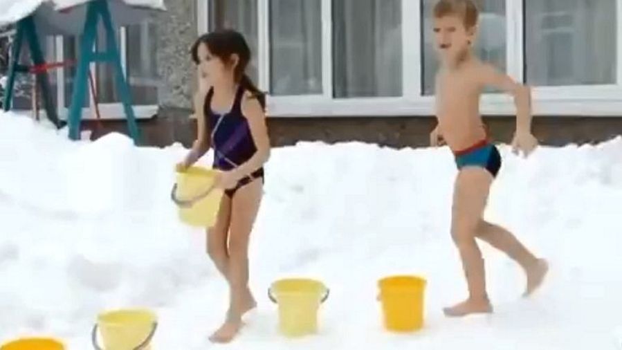 Tak hartuje się dzieci w przedszkolu. W kostiumach kąpielowych biegają po śniegu