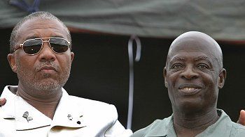 Charles Taylor (z lewej) i Moses Blah
