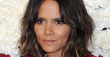 Jedna z najseksowniejszych kobiet świata dostała kosza. Młodszy partner zostawił Halle Berry